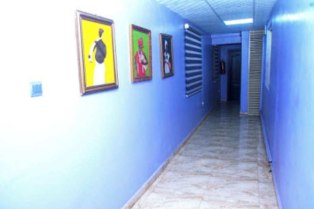 Oragon Hotel and Suites 27/46