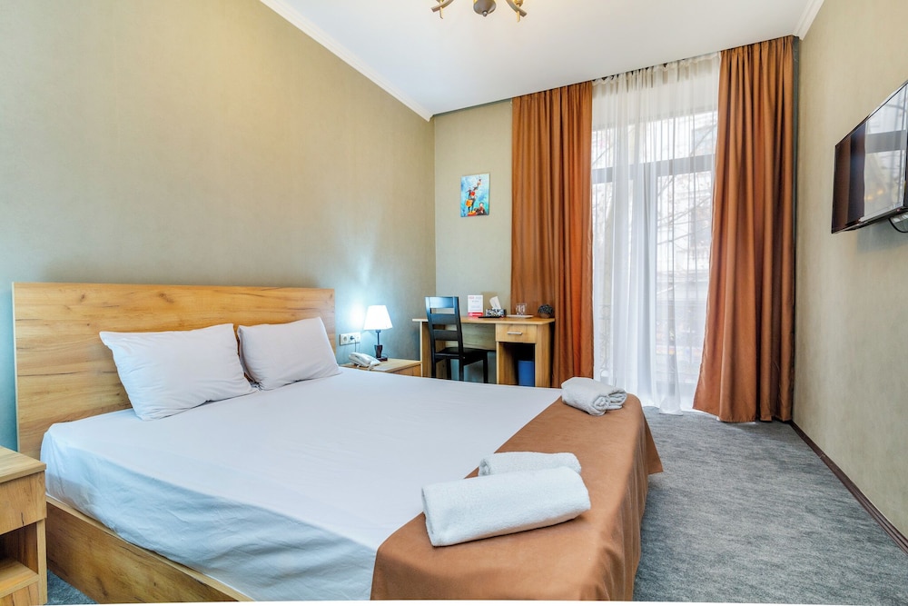 STANDARD, DOUBLE BED, CITY VIEW