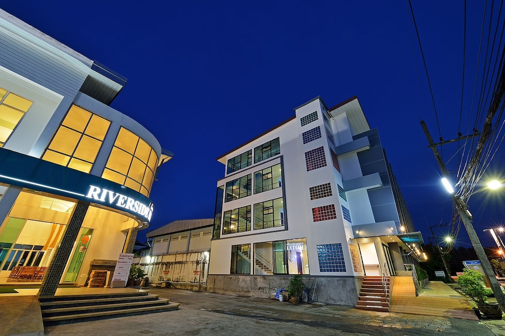 RIVERSIDE HOTEL 4/35