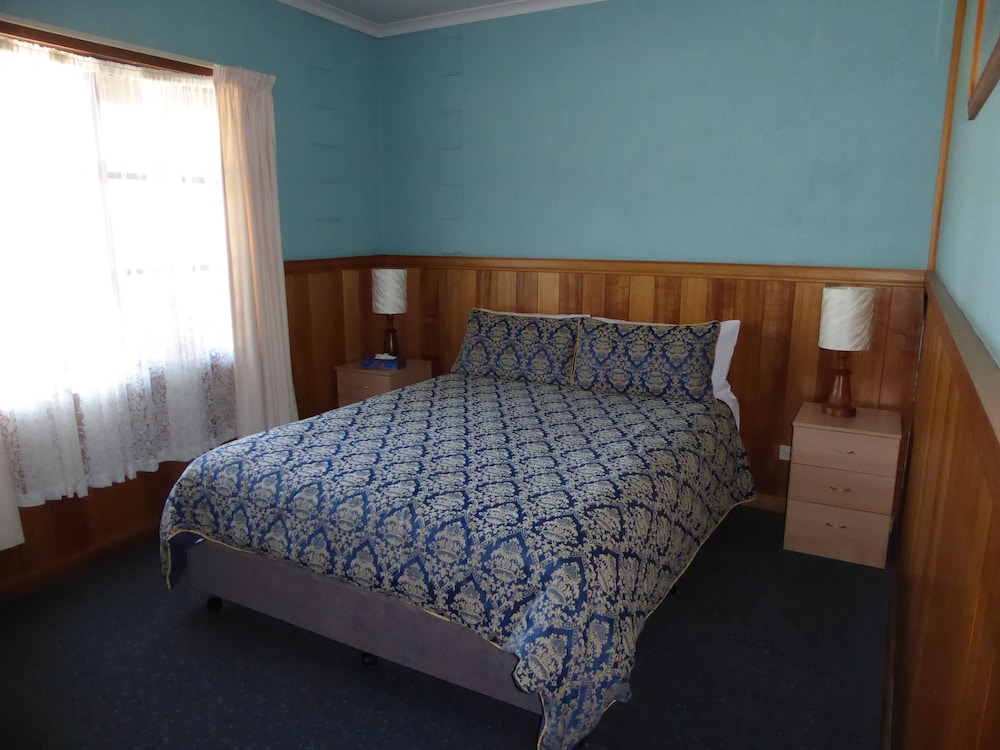 PLATYPUS PARK COUNTRY RETREAT 12/57