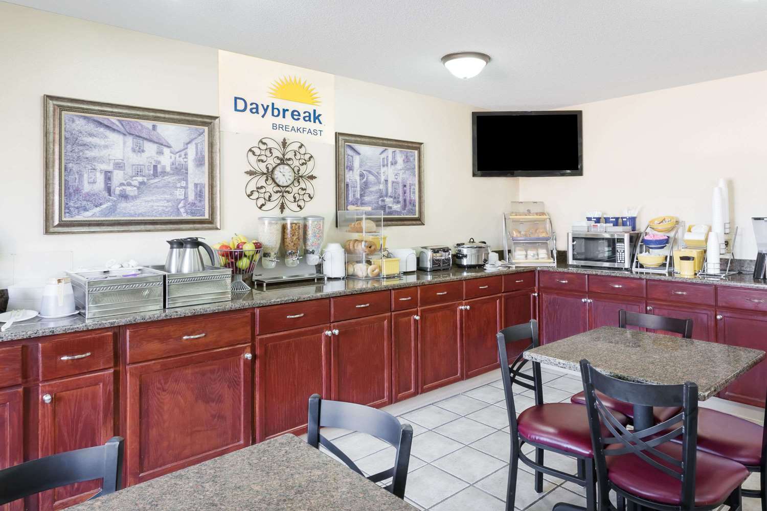 Days Inn & Suites By Wyndham Des Moines Airport 33/40