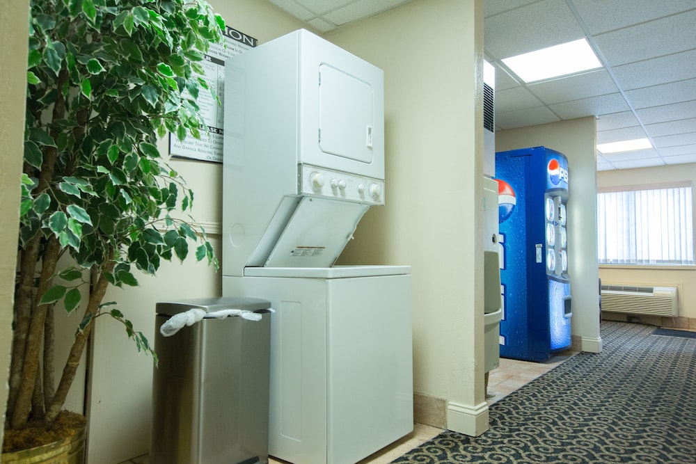 Econo Lodge Inn and Suites Joplin MO 10/42