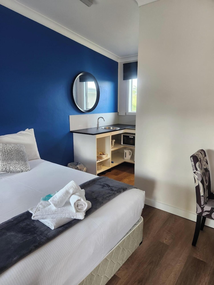 Motel, Queen Bed