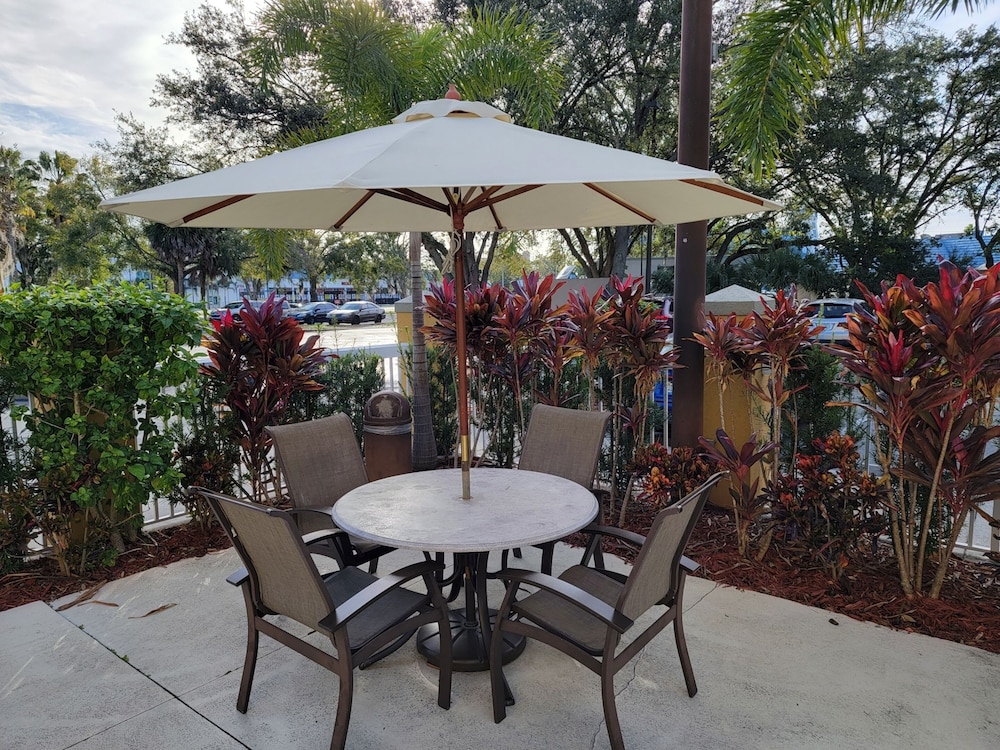 Galleria Palms Hotel 49/59