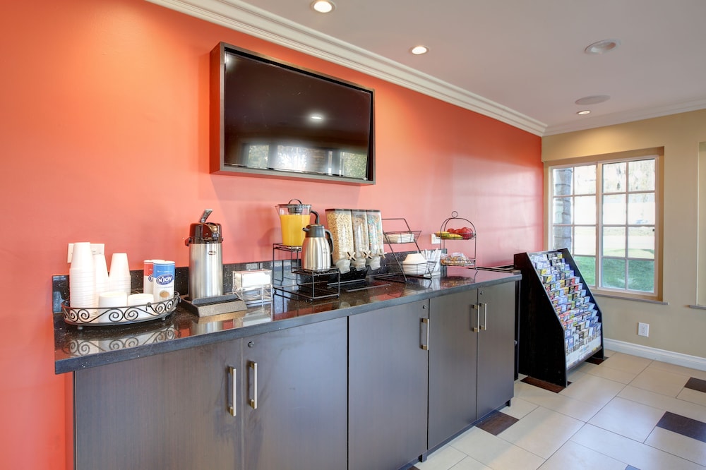 Ontario Inn & Suites 32/50