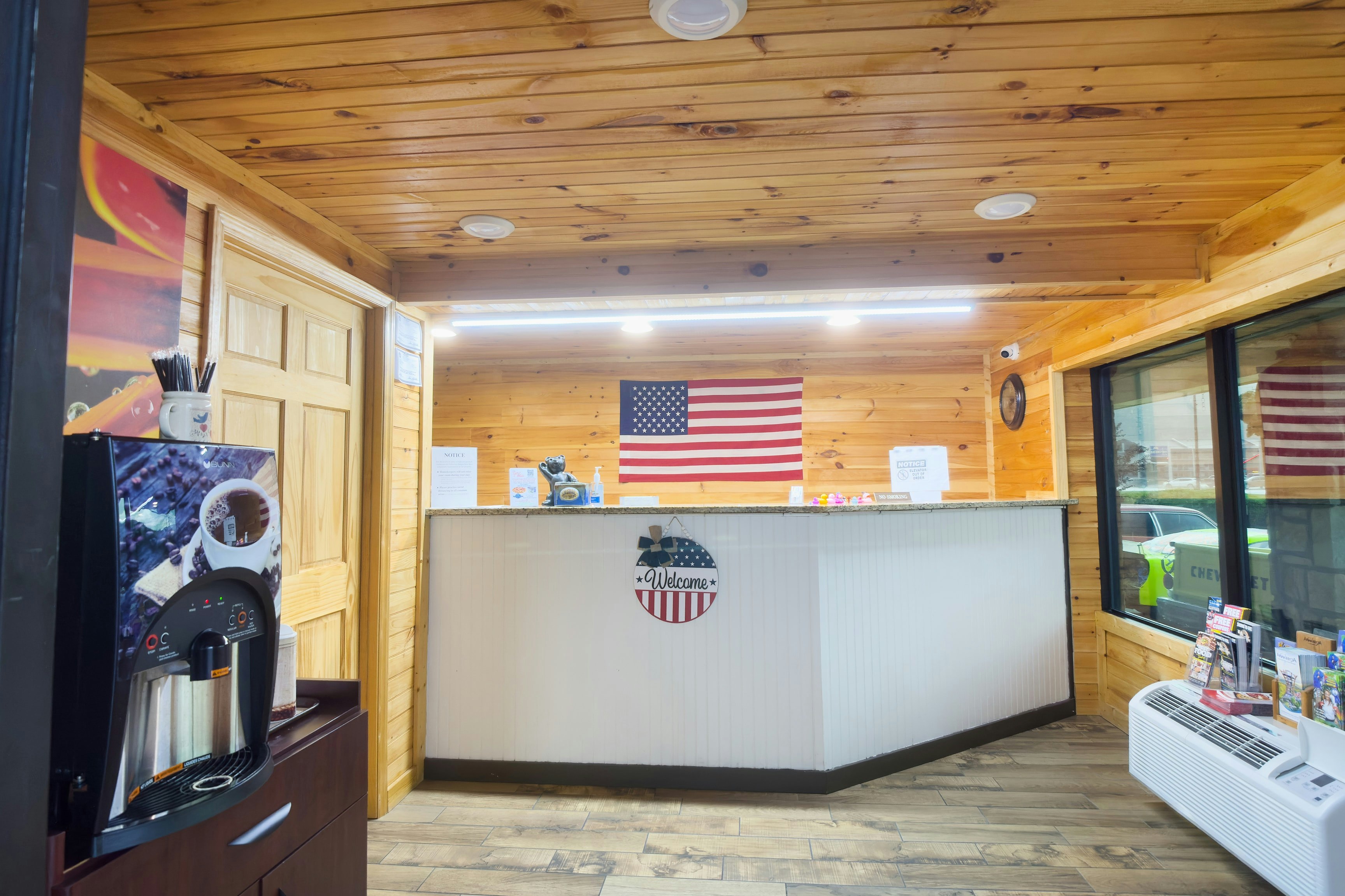 Lobby at Tennessee Mountain Lodge Riverside by OYO, PIGEON FORGE - TN