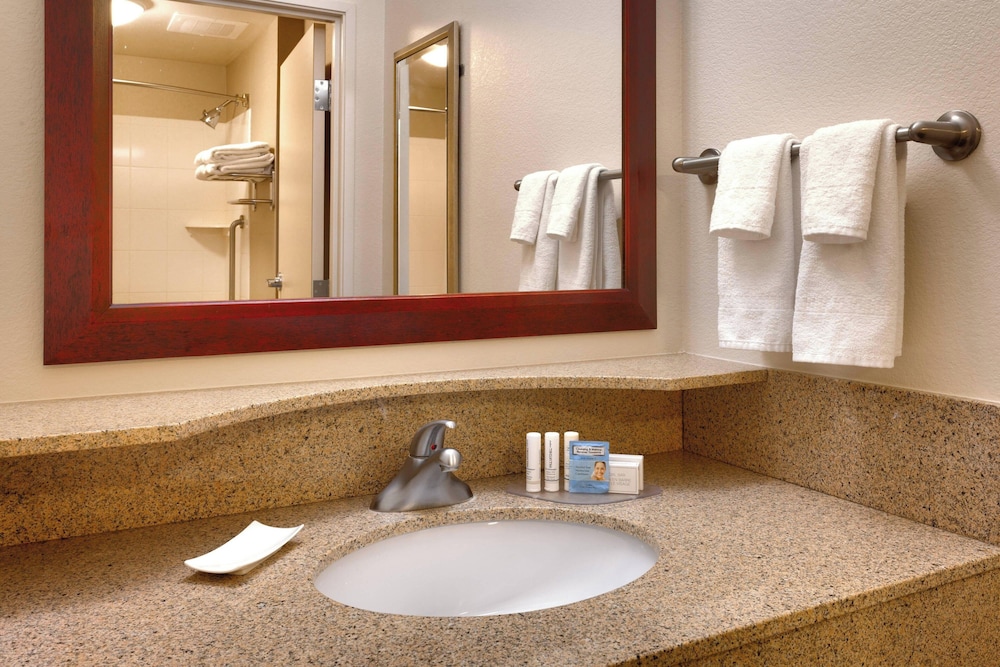 جناح بسريرين مزدوجين مع سرير سحّاب إضافي لذوي الإعاقة، Springhill Suites by Marriott Thatcher 2/6