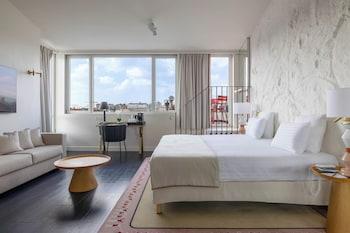 Privilege, Eiffel View