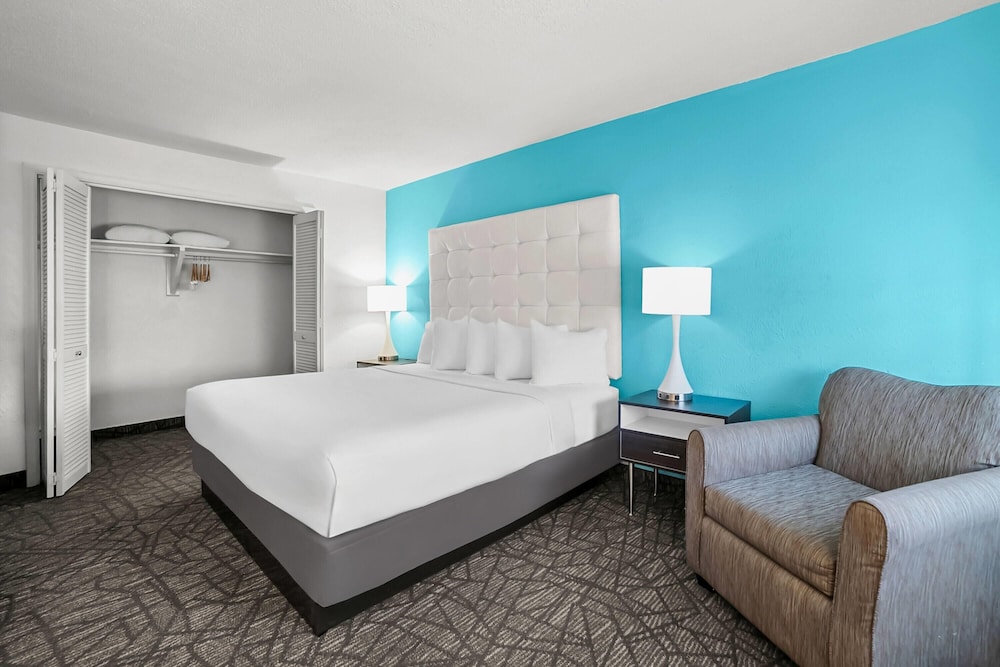 Efficiency, Suite, King Bed, Sofa