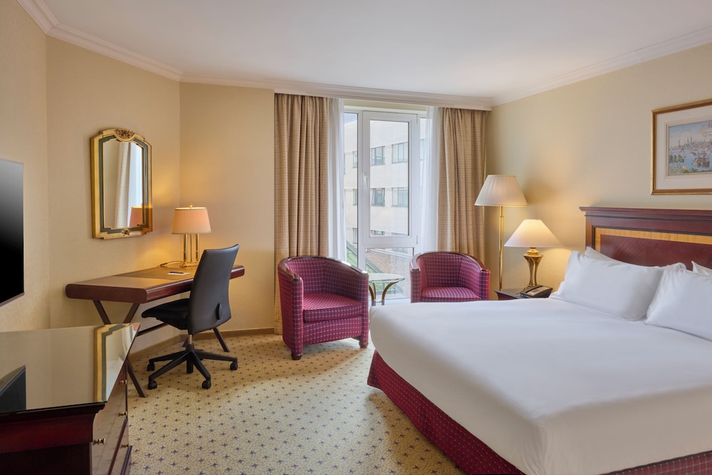 DELUXE, KING BED
