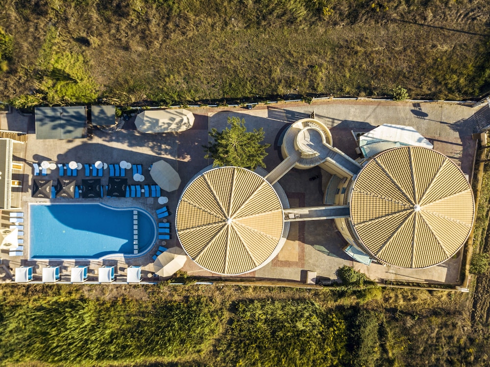 Island Beach Resort And Annex Adults Only 67/81