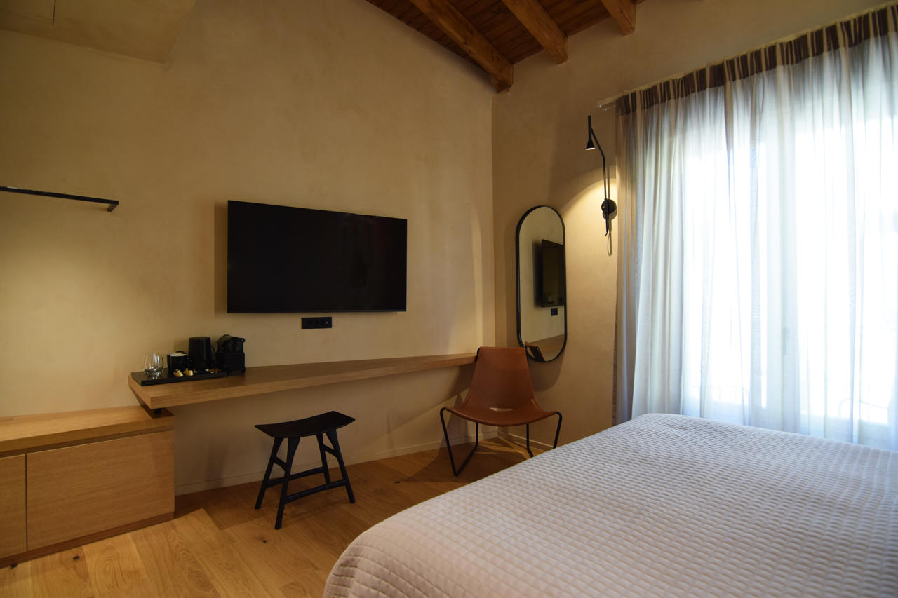 Consolato Boutique Suites 70/94