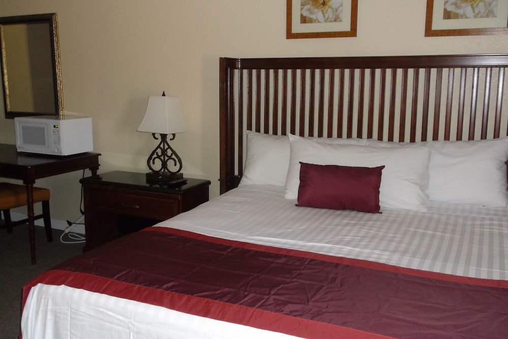 Days Inn & Suites by Wyndham Lake Okeechobee 17/50