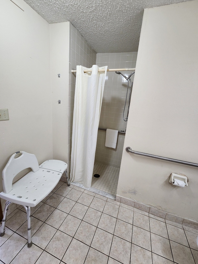WestSpring Inn - Westlake Cleveland 35/36