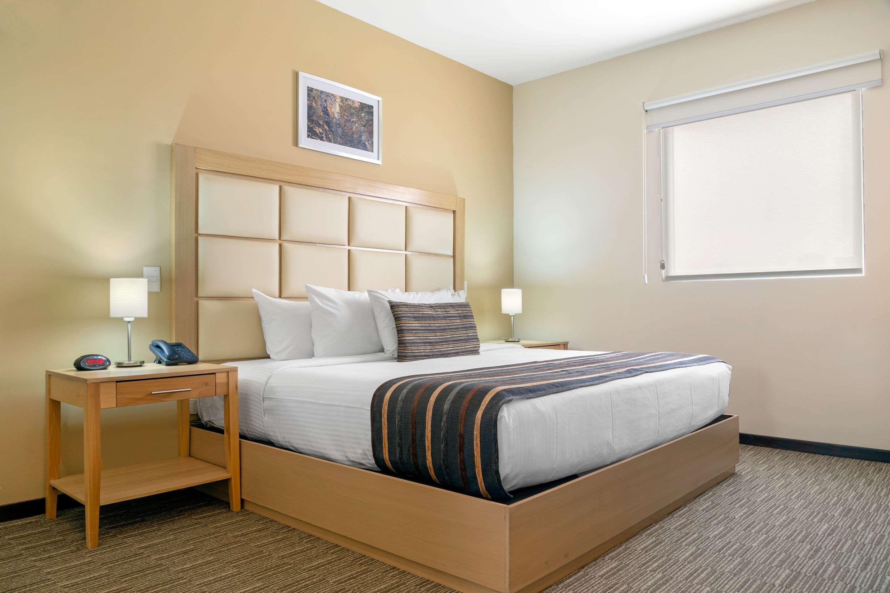 ROOM, KING BED, ACCESSIBLE