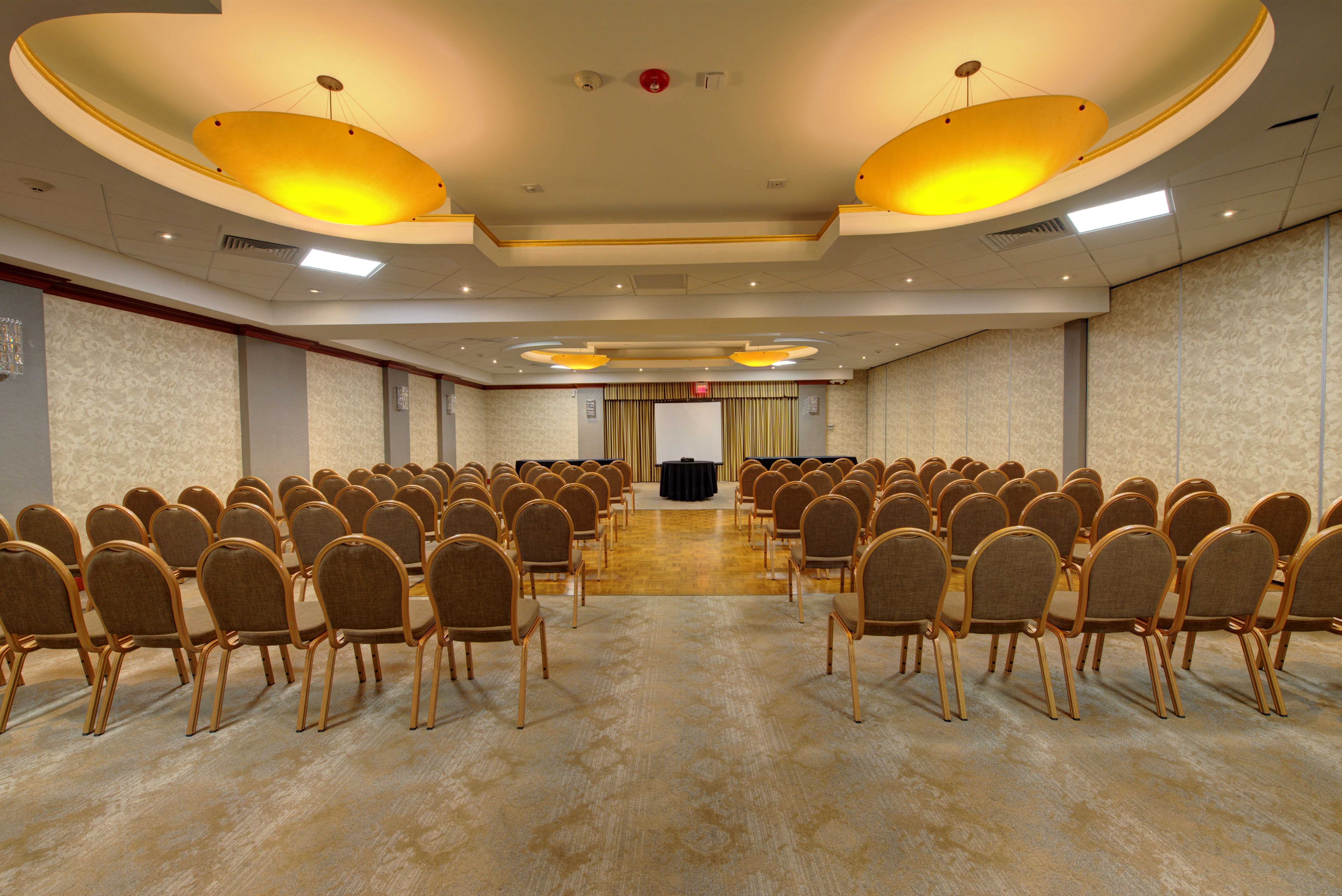 Holiday Inn Plainview-Long Island 64/79