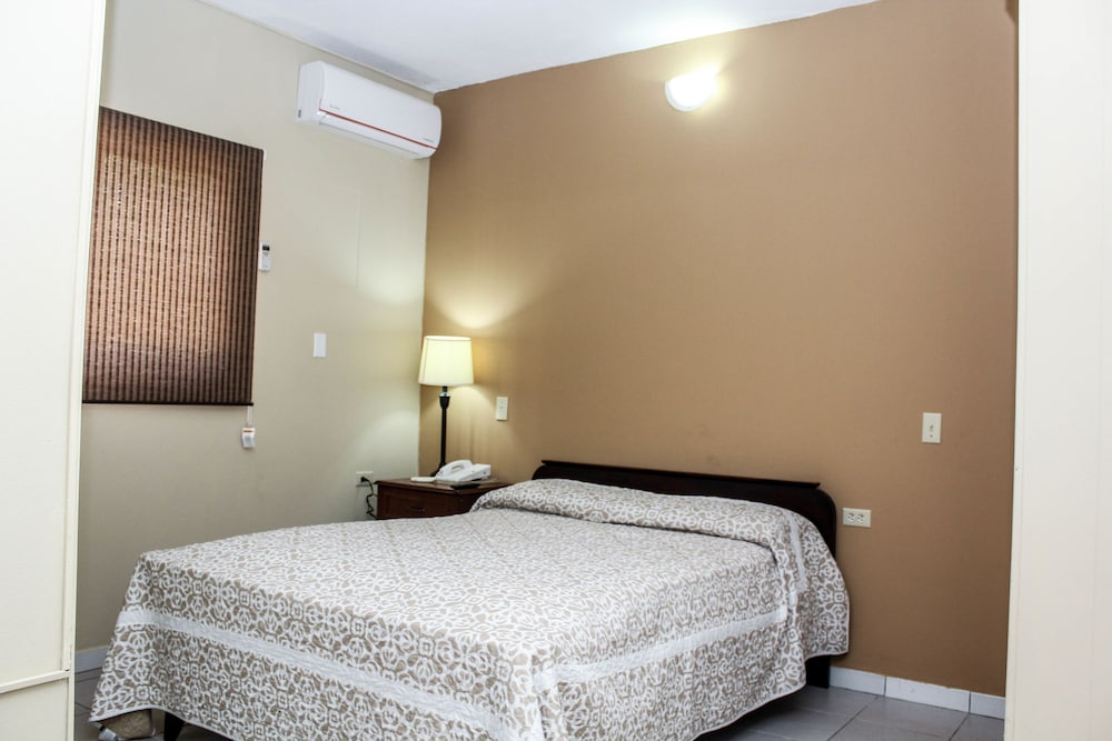 ROOM, QUEEN BED