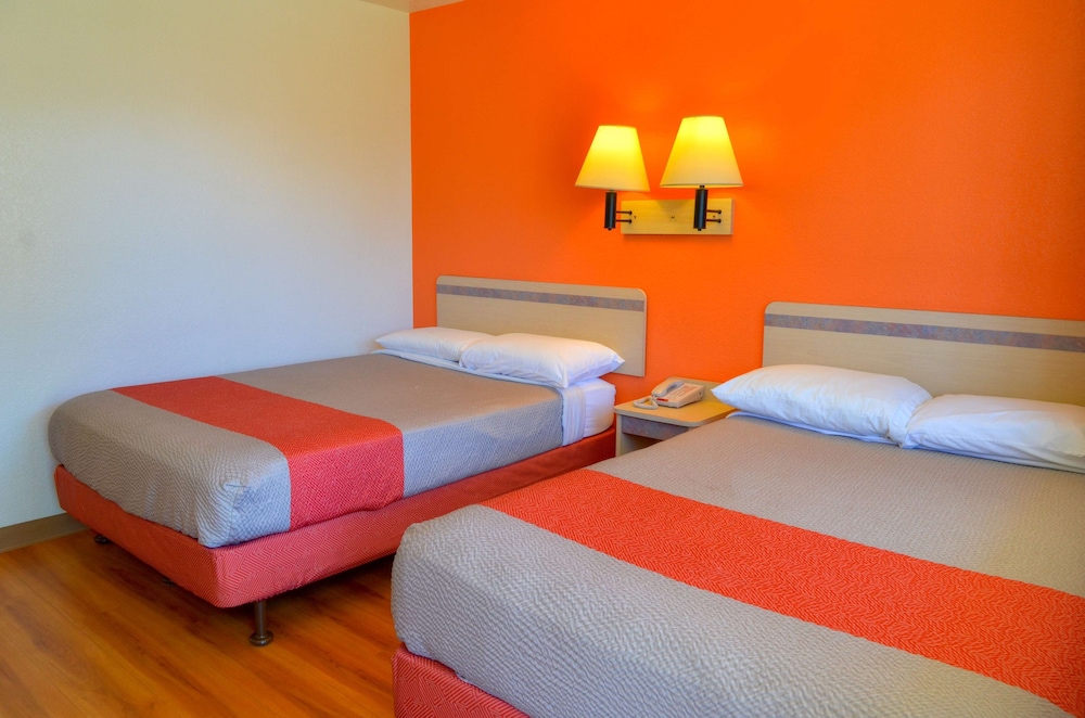 Motel 6 Santa Nella, on i-5 11/32