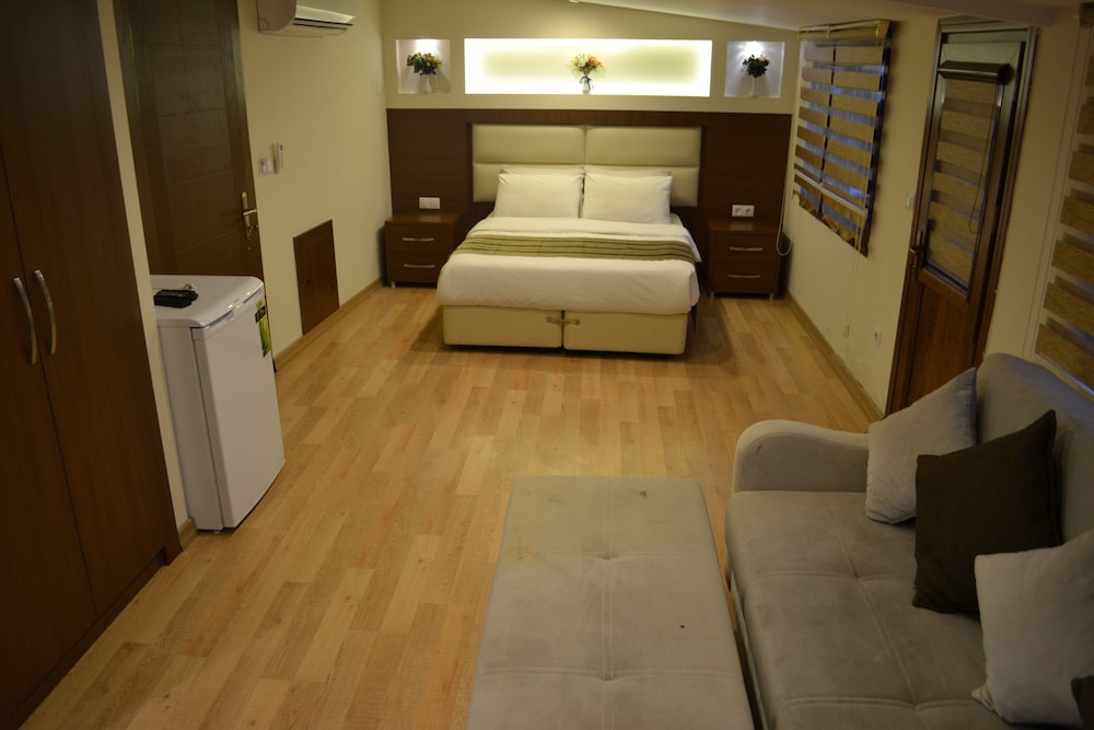 Seven Days Hotel 30/60