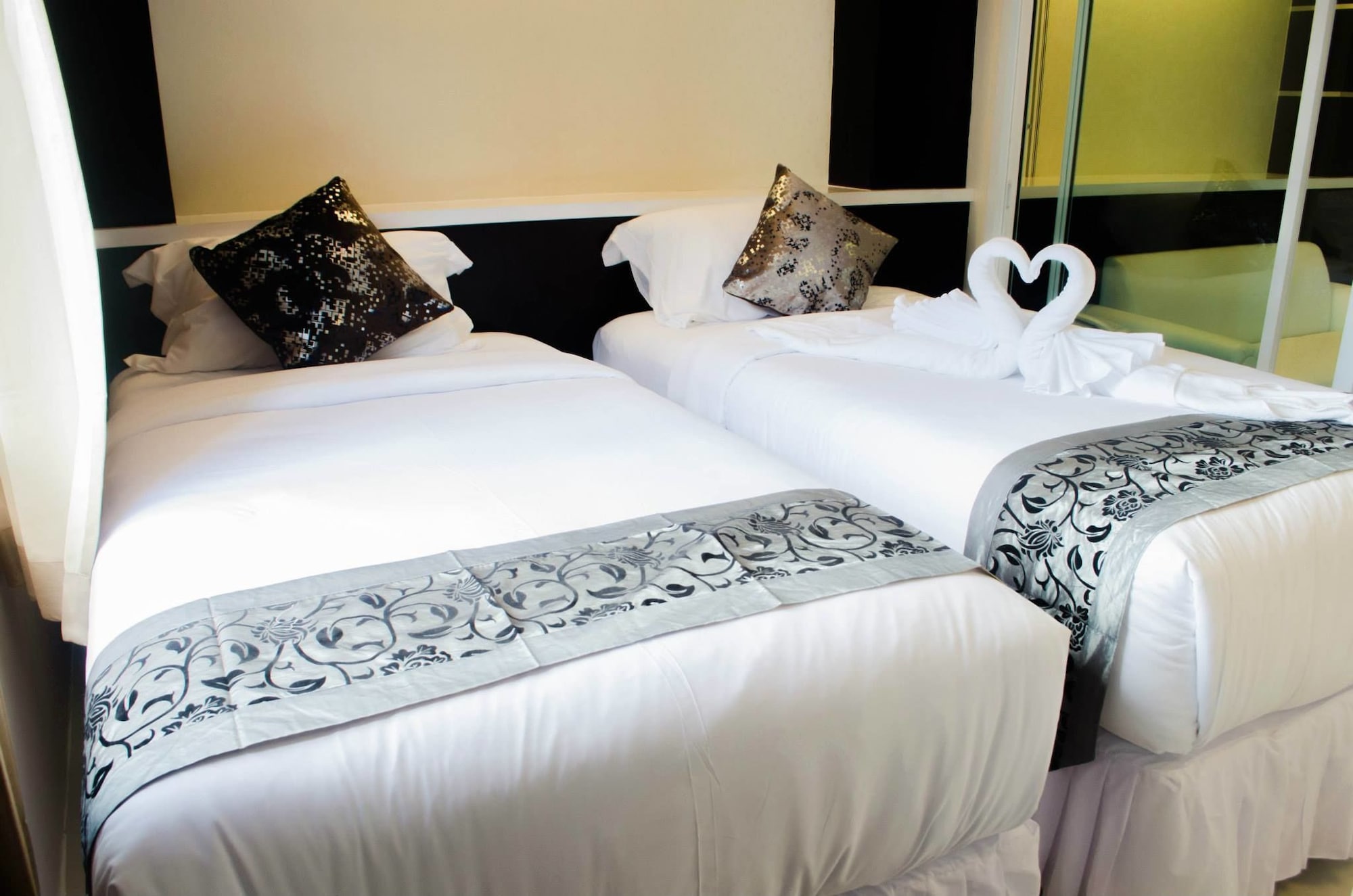 SUITE, TWIN BEDS