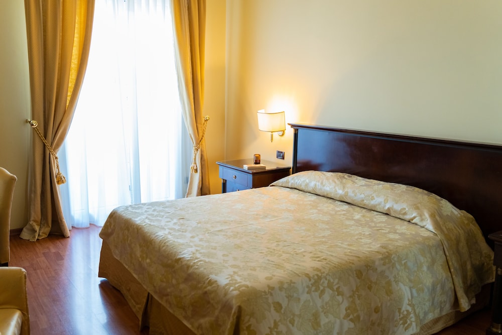 ROOM, DOUBLE OR TWIN BED