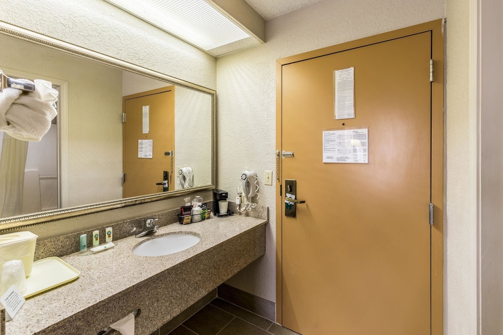 Quality Inn Rolla MO 13/49
