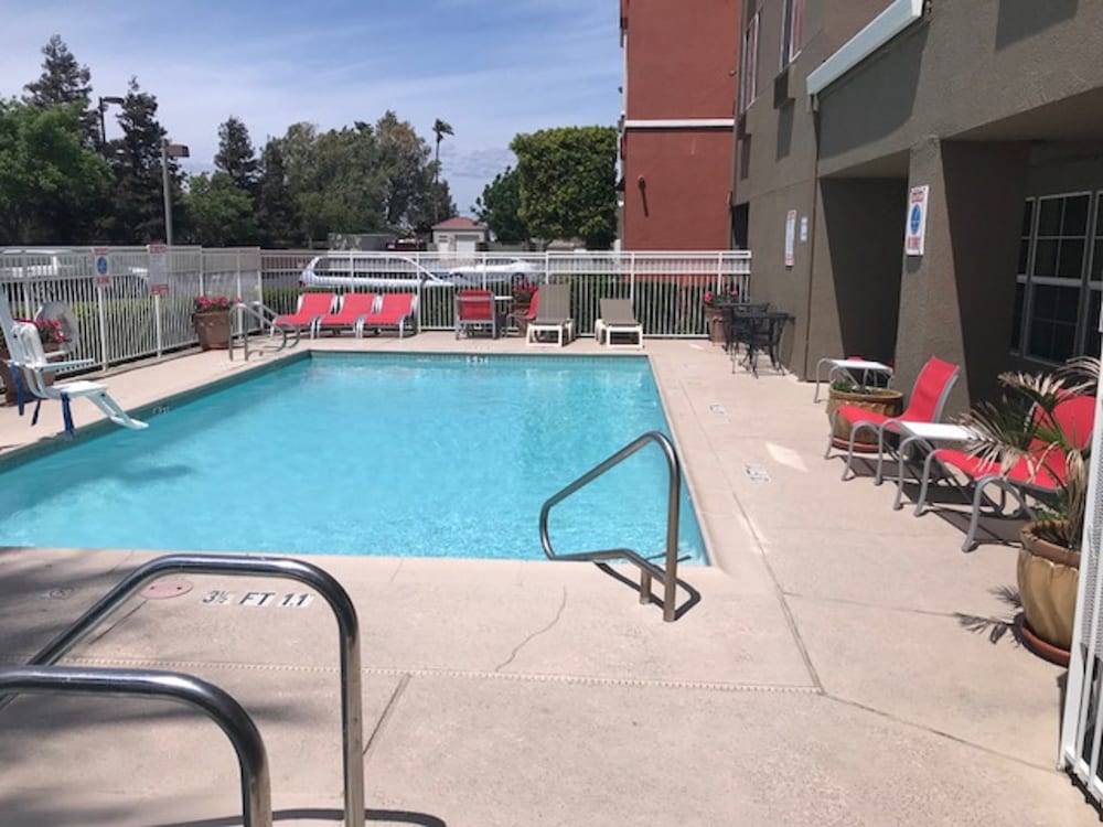 Holiday Inn Express Hotel & Suites Tracy 73/77