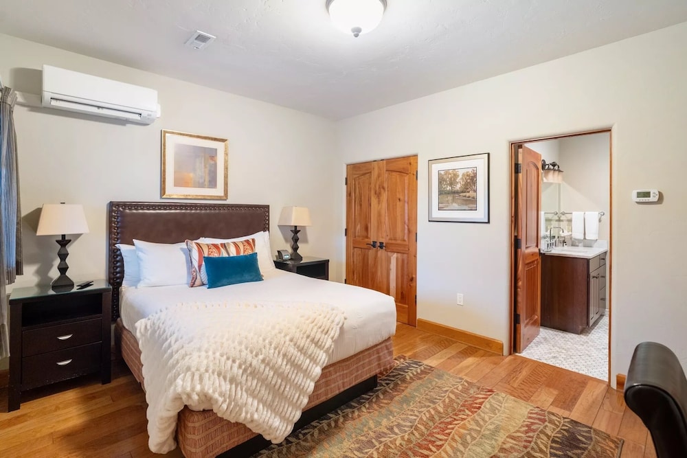Courtyard, Queen Bed