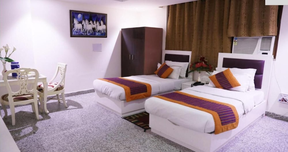 Hotel The Paramont Delhi 34/50
