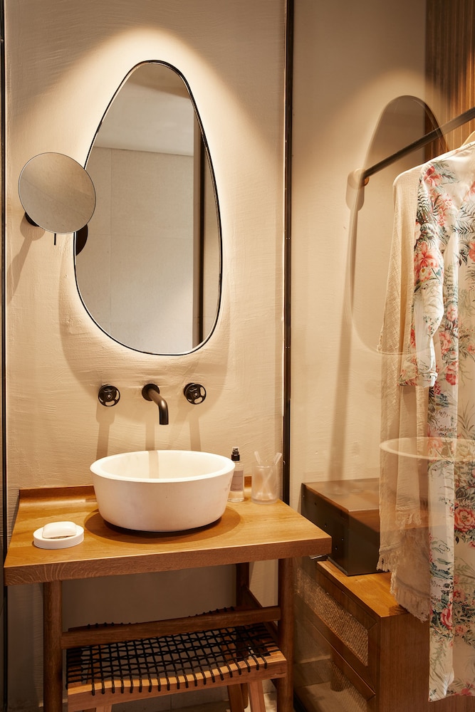 غرفة بسرير كوين بإطلالة على المسبح بشرفة، The Syntopia Hotel 3/3