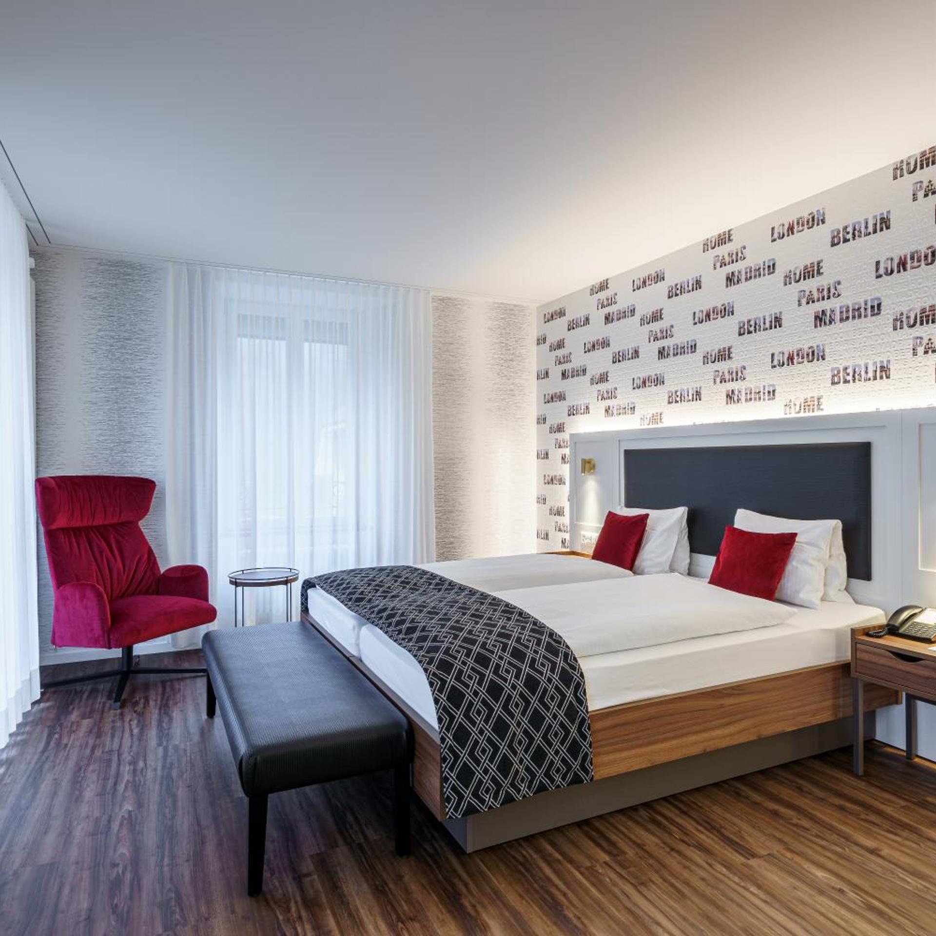 Deluxe Corner Room West