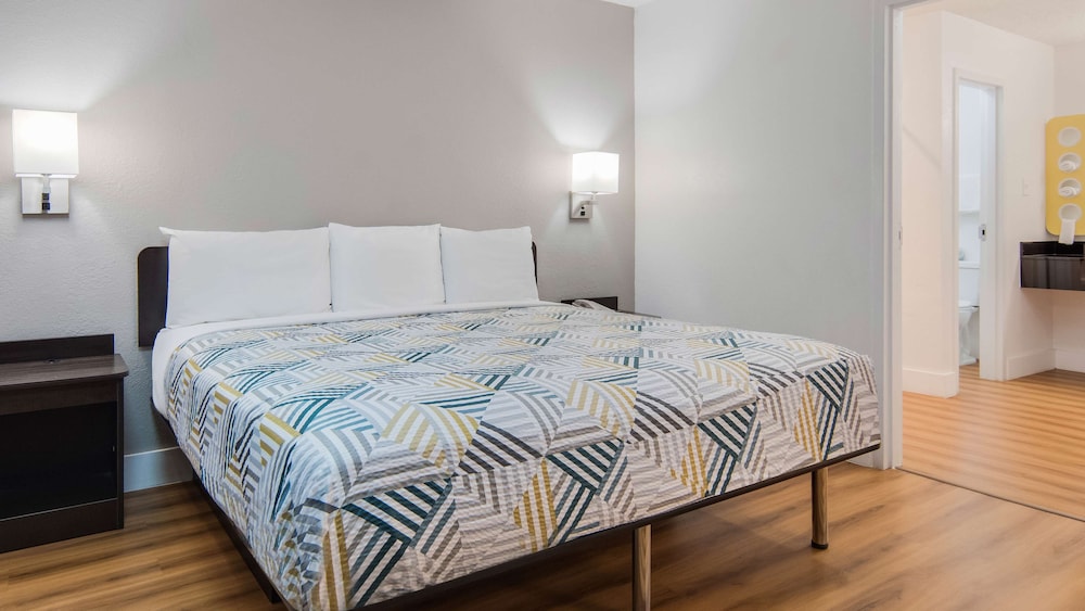 Motel6 Addison, TX - Dallas 28/56