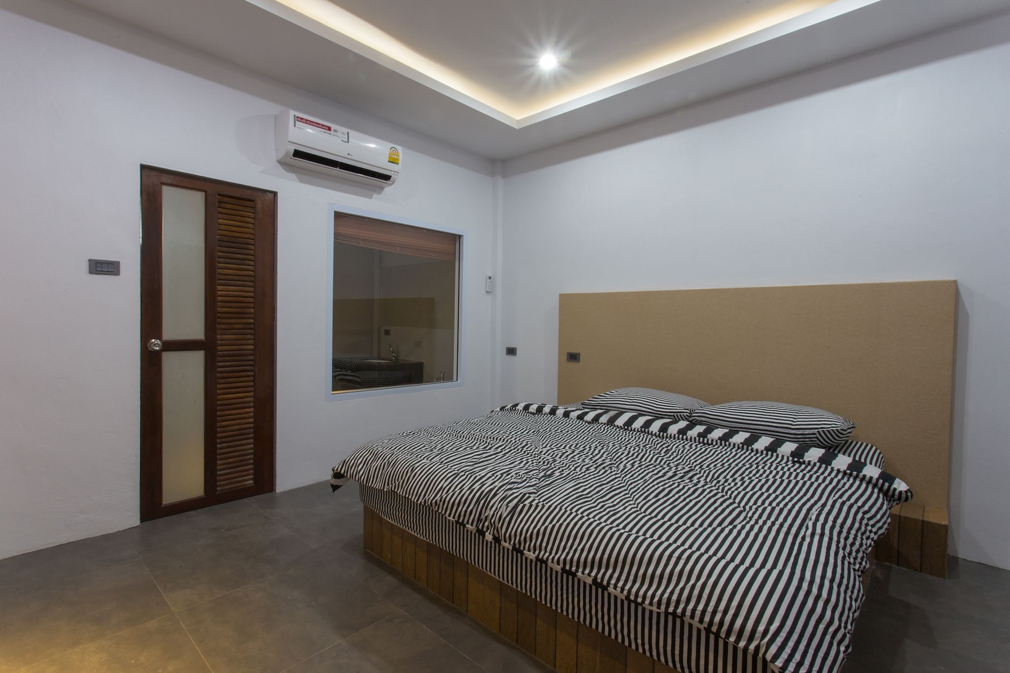 ROOM, DOUBLE BED