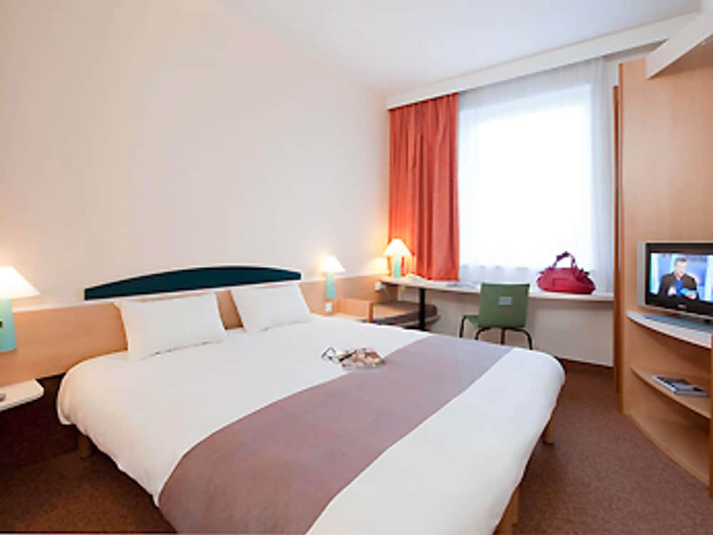 ROOM, TWIN BEDS