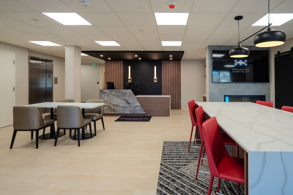 Hawthorn Extended Stay by Wyndham Alpine 39/49