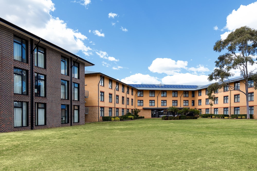 Mercure Sydney Blacktown 71/72