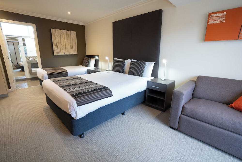 غرفة متصلة ديلوكس بسرير فردي وسريرين كوين مع أريكة، Sovereign Park Motor Inn 2/10