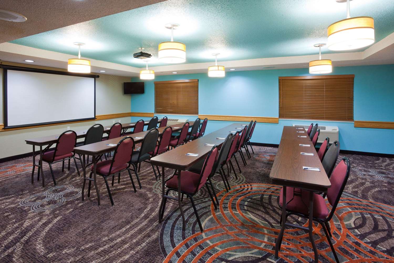 AmericInn by Wyndham Shakopee Near Canterbury Park 16/20