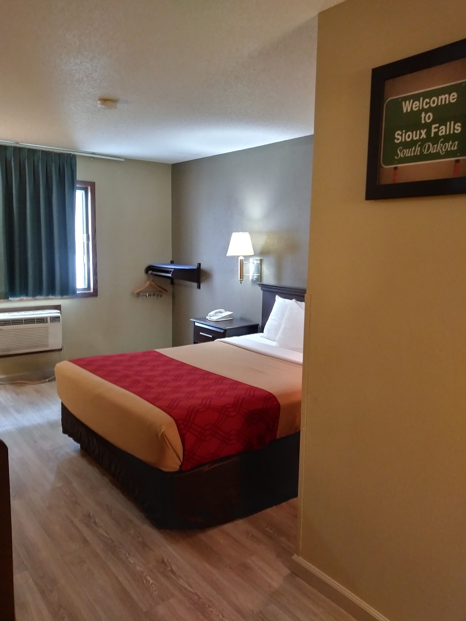 Efficiency, Queen Bed, Accessible