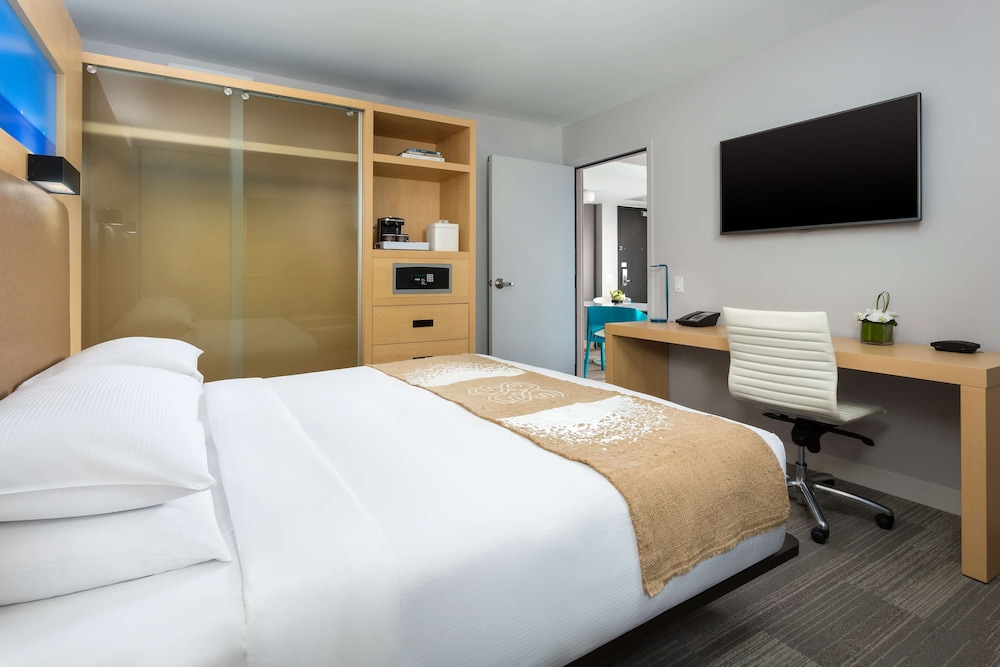 SUITE, KING BED, POOL VIEW, BALCONY