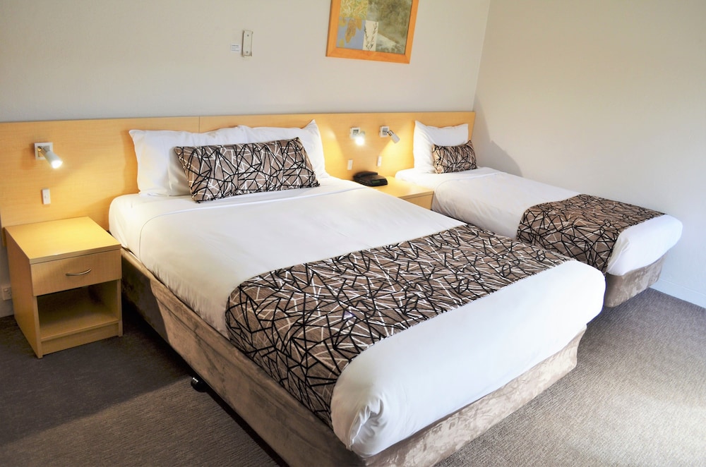 BATHURST MOTOR INN 23/59