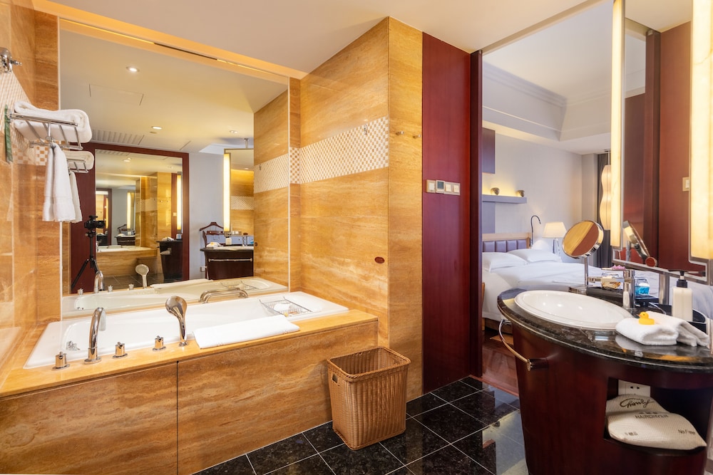 Zhuhai Charming Holiday Hotel 38/40