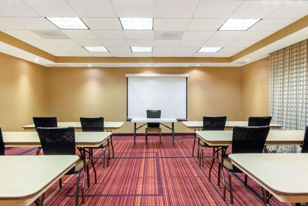 La Quinta Inn & Suites by Wyndham Raleigh Cary 40/44