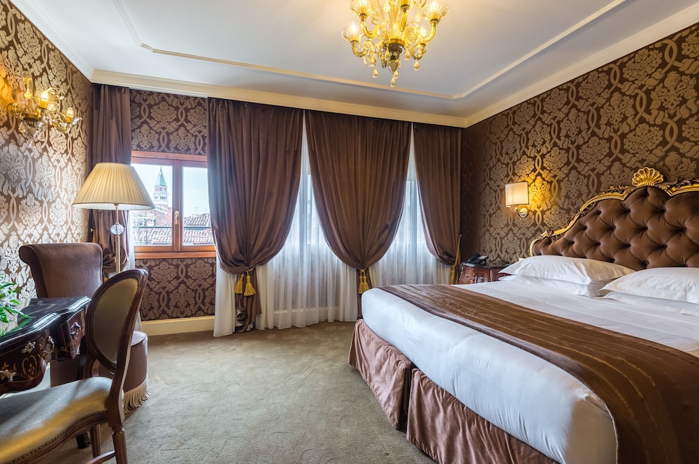 DELUXE, DOUBLE OR TWIN BED