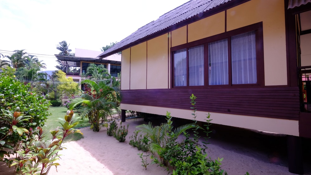 Lolita Bungalows 5/50