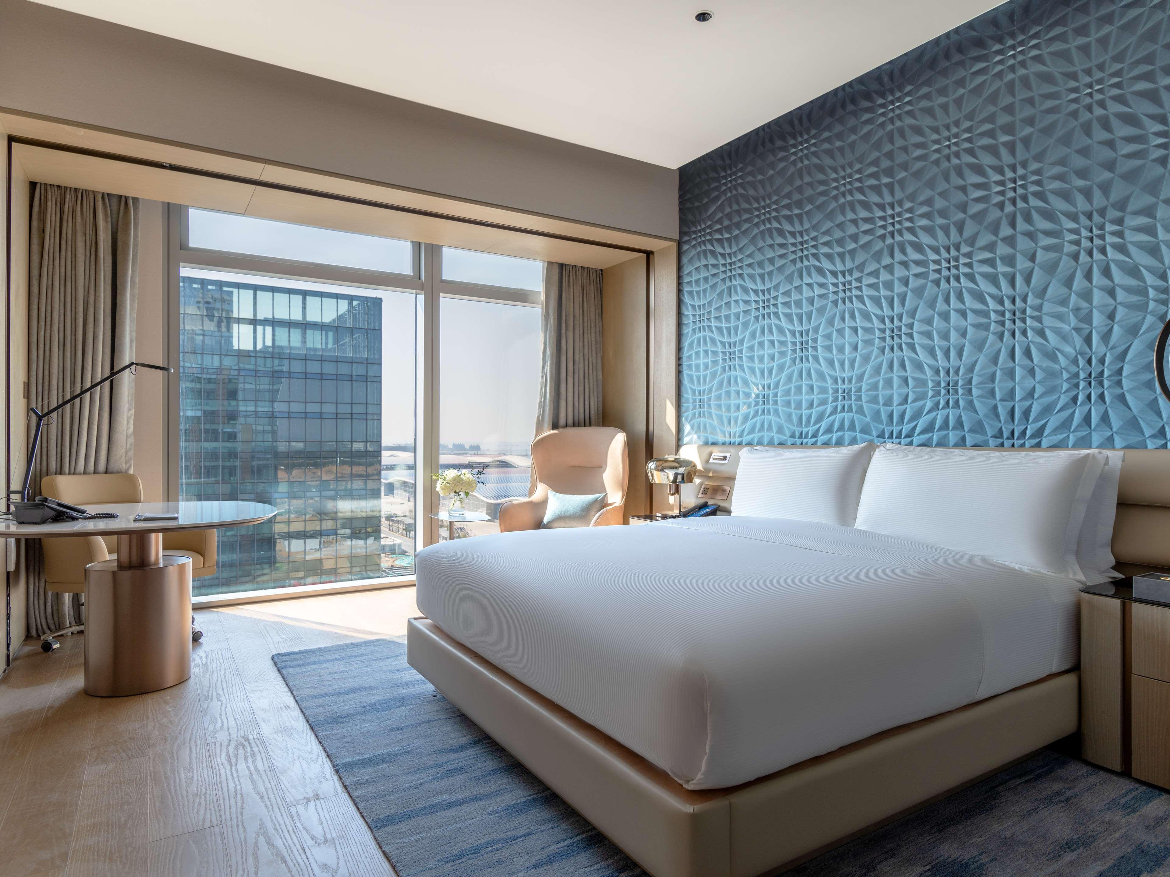 GUEST ROOM, KING BED