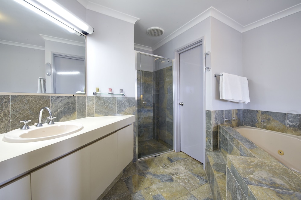 Abbey Beach Resort 32/34