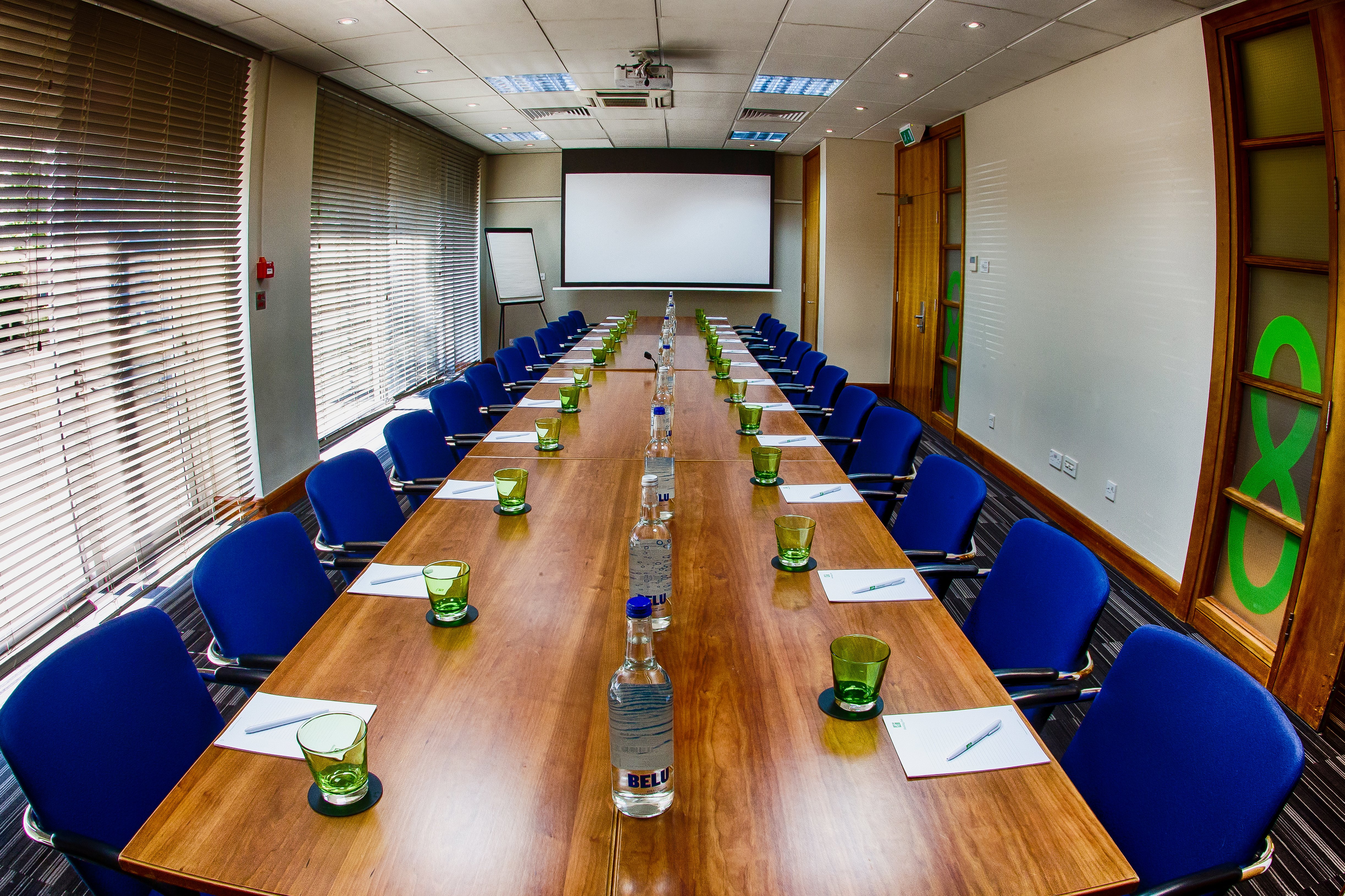 HOLIDAY INN LONDON HEATHROW M4J4 50/62