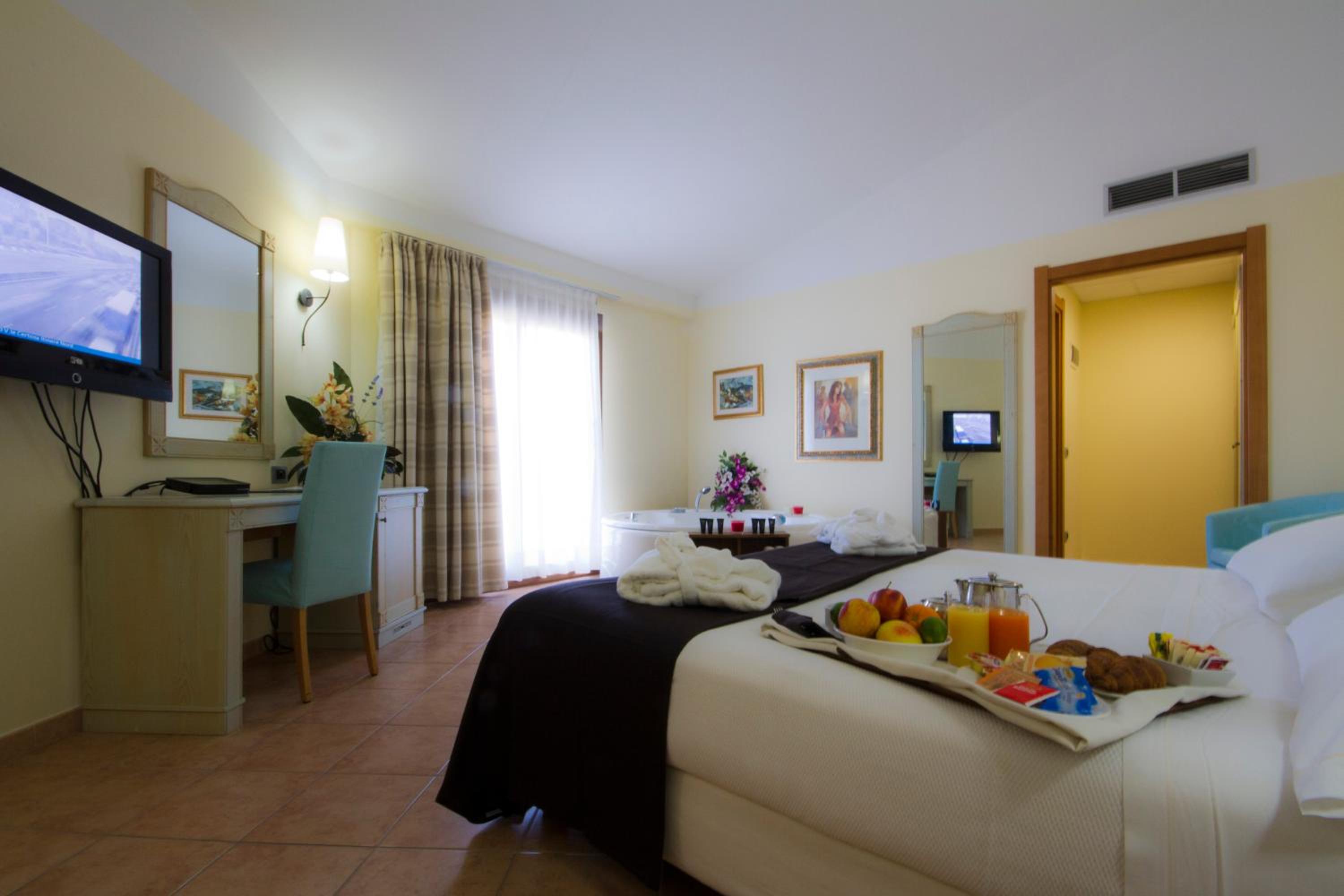Room, Double Bed, Hot Tub
