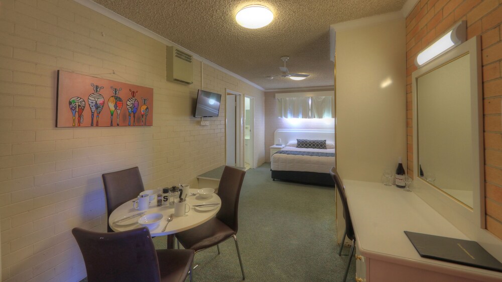 COUSINS MOTOR INN 40/62